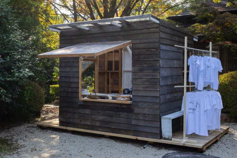 中庭の小屋と T シャツ